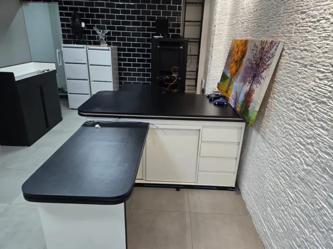 Mesa escritório com armário