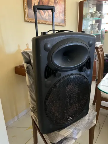 CAIXA DE SOM AMPLIFICADA PORTÁTIL ICONECELL (ESTILO MALA COM RODINHAS)