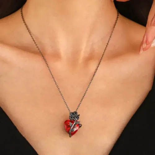 Colar Coração Rubi com Rosa Vintage Elegância Gótica e Luxo Brilhante