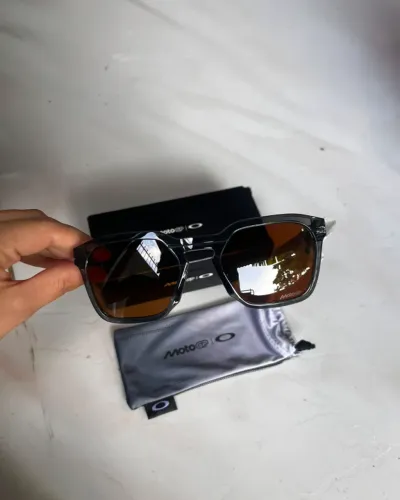 Óculos de sol Oakley - HSTN SQ - Grey Smoke / Lente Bronze