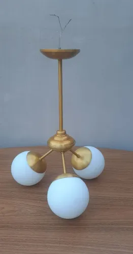 Lustre pedente dourado com 3 bolas em vidro 