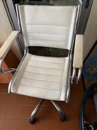 Cadeira branca giratória