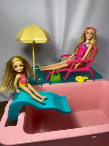 Piscina da Barbie acompanha tudo da foto