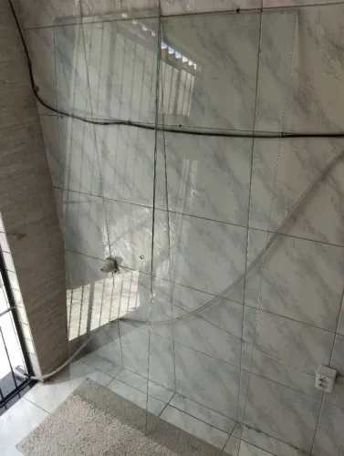 1 Vidro 1,80m por 50cm, 1 Vidro 1,77m por 45cm