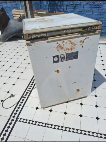 Vendo este frigobar pra retirada de peças ou arruma