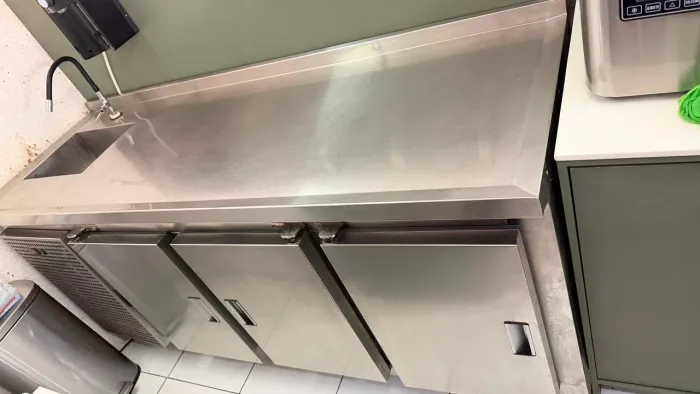 Balcão refrigerador com base e Cuba