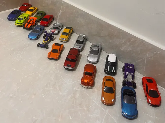 Maistro carrinhos como Lamborghini, Porsche, BMW e Corvette
