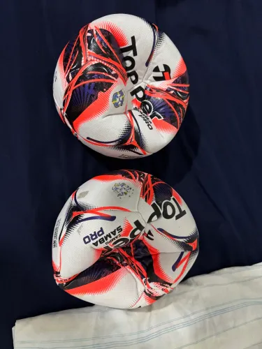 Bola Nike e bola Topper 