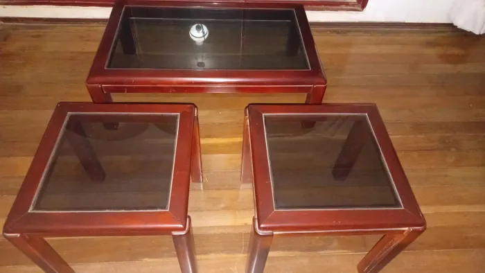 VENDO LINDO KIT DE MESAS DE MADEIRA COM TAMPO DE VIDRO