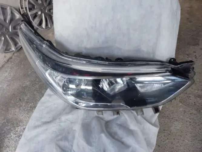 Farol Toyota Yaris Original De Led 2019/22 com detalhes