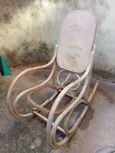 Cadeira de Balanço Vintage Estilo Thonet em Madeira Curva com Assento/Encosto em Compensad