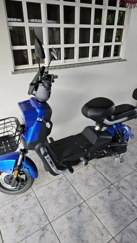 Moto elétrica semi nova