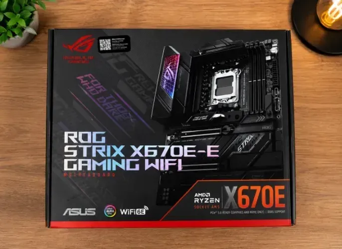 Placa Mãe ASUS ROG Strix X670E-E Gaming Wi-Fi AM5 DDR5