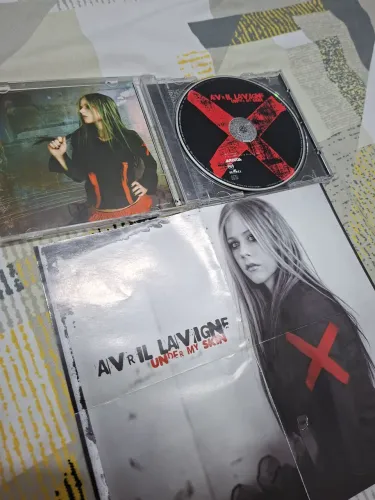 CD Avril Lavigne - Under My Skin (original)