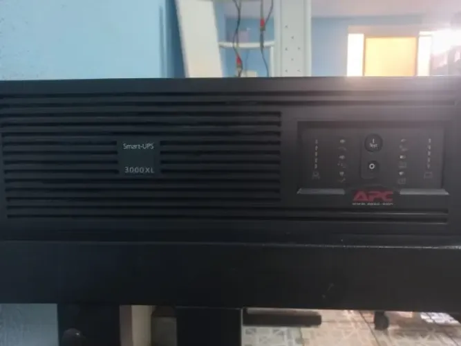Nobreak Apc Smart-ups Xl Sua3000 Sua3000 3000va 240 Volts - Precisa de baterias novas