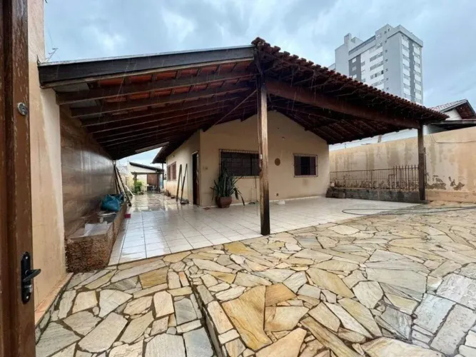 Casa à venda e locação 2 Quartos, 1 Suite, 4 Vagas, 360M², Lourdes, Uberaba - MG