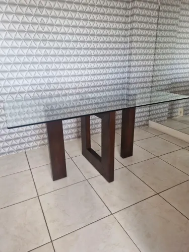 Perfeita Mesa para Jantar, de Vidro com base em Madeira Maciça.