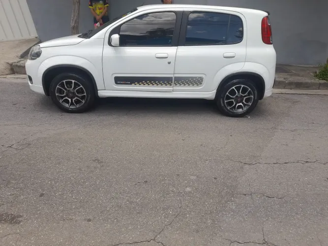 Fiat Uno Sporting 1.4 EVO Fire Flex 8V 4P 2013