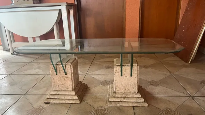 Mesa de centro de vidro com base em mármore 