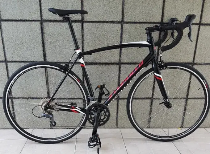 Bicicleta Specialized de alumínio 18 marchas, aro 26, quadro 56.