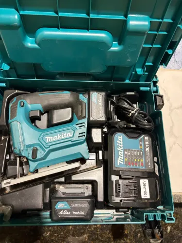 Serra tico tico Makita a bateria com maleta estado de nova