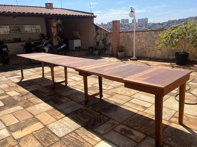 Mesa extensível com rodízios e tábuas de extensão em madeira de lei