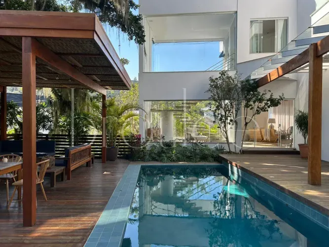 CASA MOBILIADA EM CONDOMÍNIO FECHADO EM BALNEÁRIO CAMBORIÚ