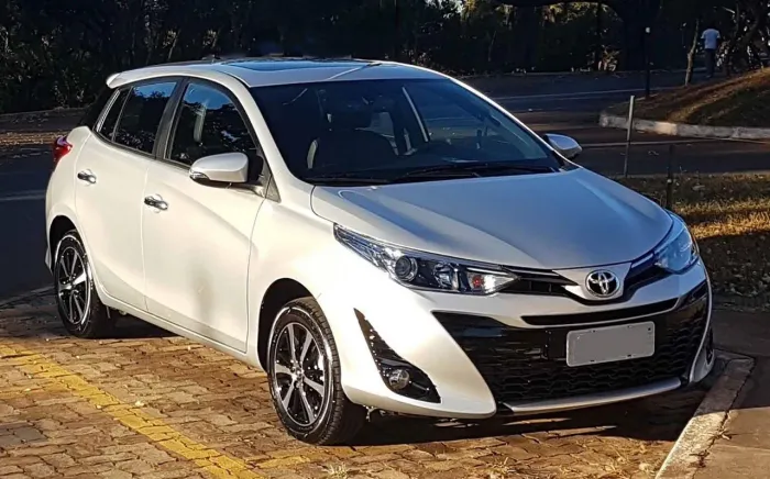 Yaris com teto solar - Disponível para locação