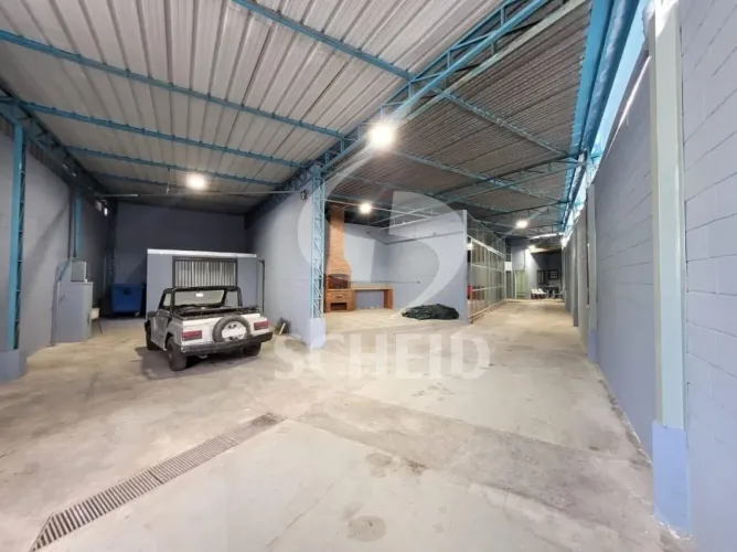 Galpão com 340m2 com escritório e churrasqueira em ótima localização no Jardim Marajoara