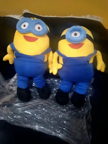 02 minions pelúcia 