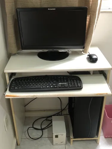 Computador completo com mesa e cadeira de escritório