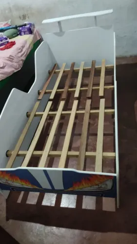 Cama infantil de madeira nova com colchão.