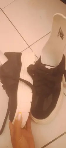 Sapato tênis usado apenas uma vez