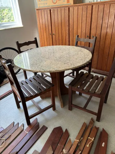 Mesa de madeira maciça com granito e 4 cadeiras