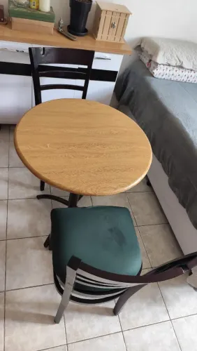Conjunto de mesa e duas cadeiras de jantar