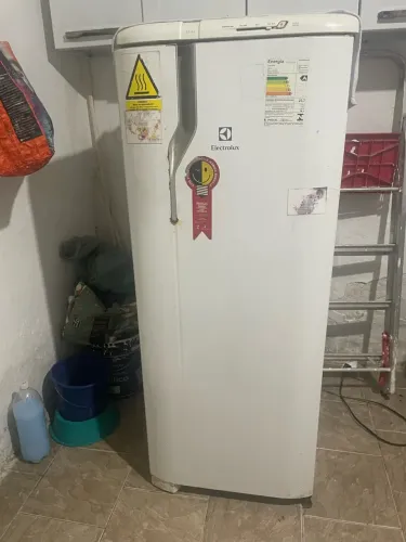 Geladeira 240 litros gelando muito