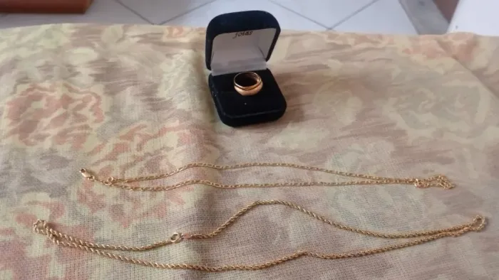 1 anel antigo + 2 cordões banhados em ouro