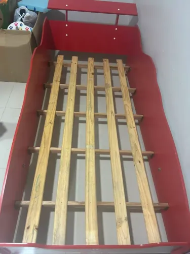 Cama infantil de carro.