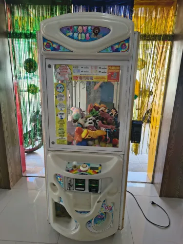 Vendo grua de pelúcias, muito conservado. 