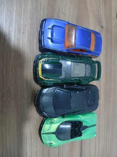 4 carrinhos miniatura reservados