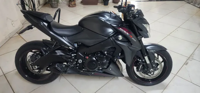 Vendo gsxs1000 nova baixo km 9990 rodado
