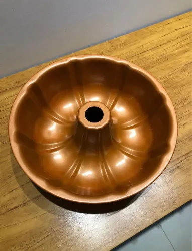 Forma assadeira de furo central 24cm antiaderente para bolo e pudim