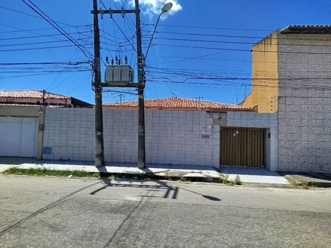 Casa para venda possui 396 metros quadrados em Parquelândia - Fortaleza - Ceará