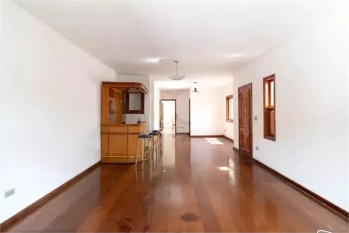 Sobrado à venda em rua fechada 480m², 4 quartos e churrasqueira no Jd das Vertentes próxim