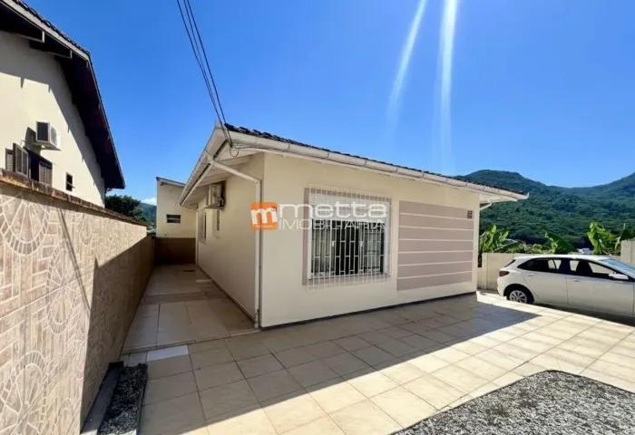 Oportunidade no Monte Verde: Casa com Terreno Amplo e Vista Livre.