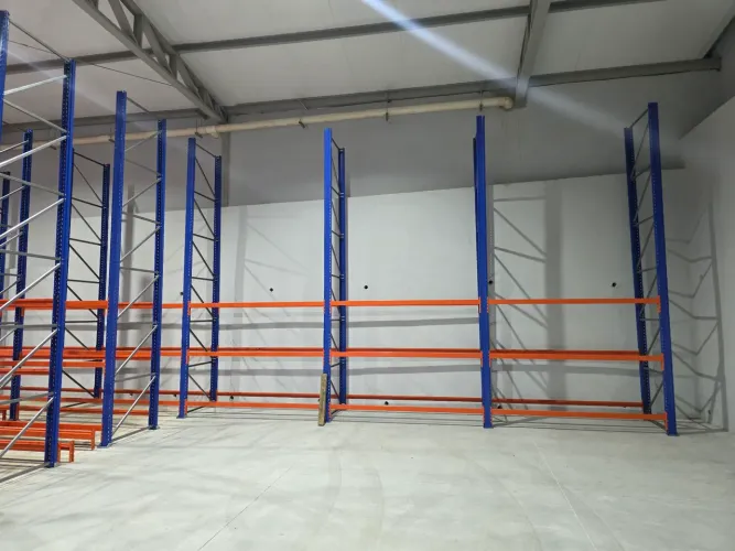 Lateral montante porta pallet azul 5 metros usada
