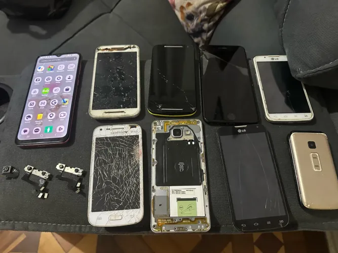Lote com celulares pra retirada de peças 