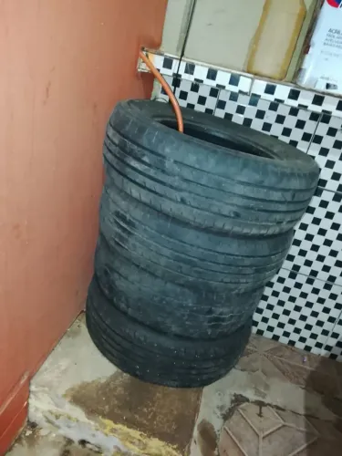 Vendendo 500$ 4 pneus bons 