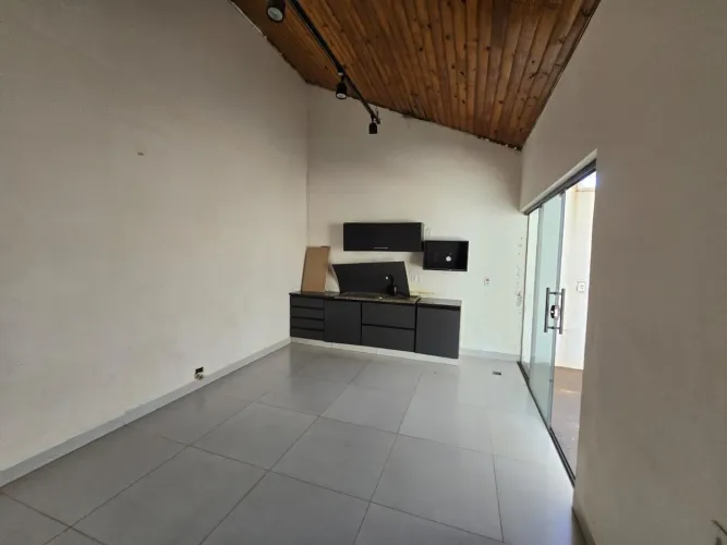 Direto com proprietário. Casa em ótima localização e semi reformada.