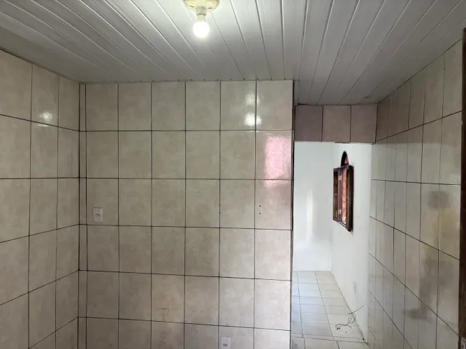 Alugo kitnet Sussurana velha em frente à praça almiro Pinho